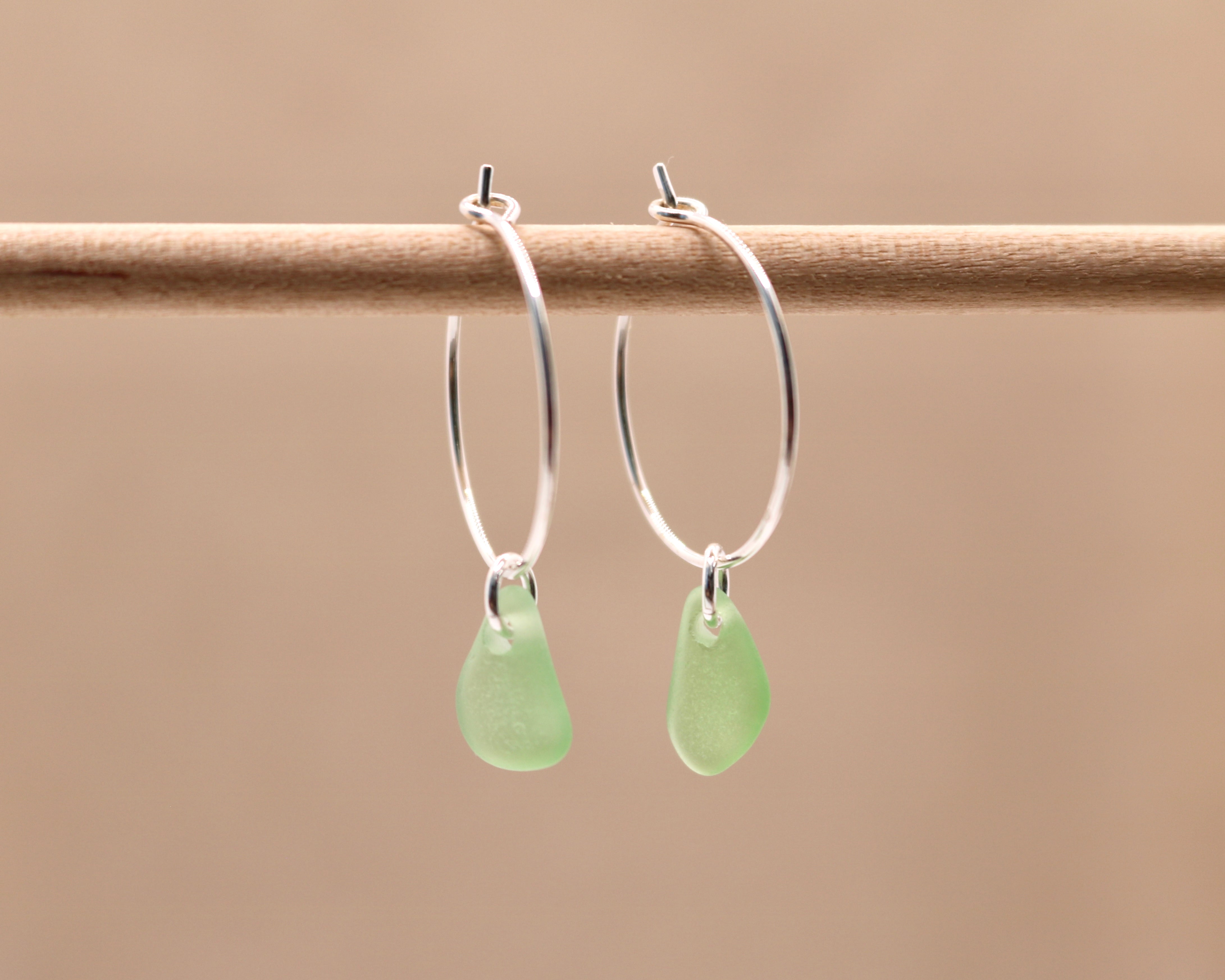 Grønne unika sea glass hoops - sølv