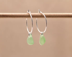 Grønne unika sea glass hoops - sølv