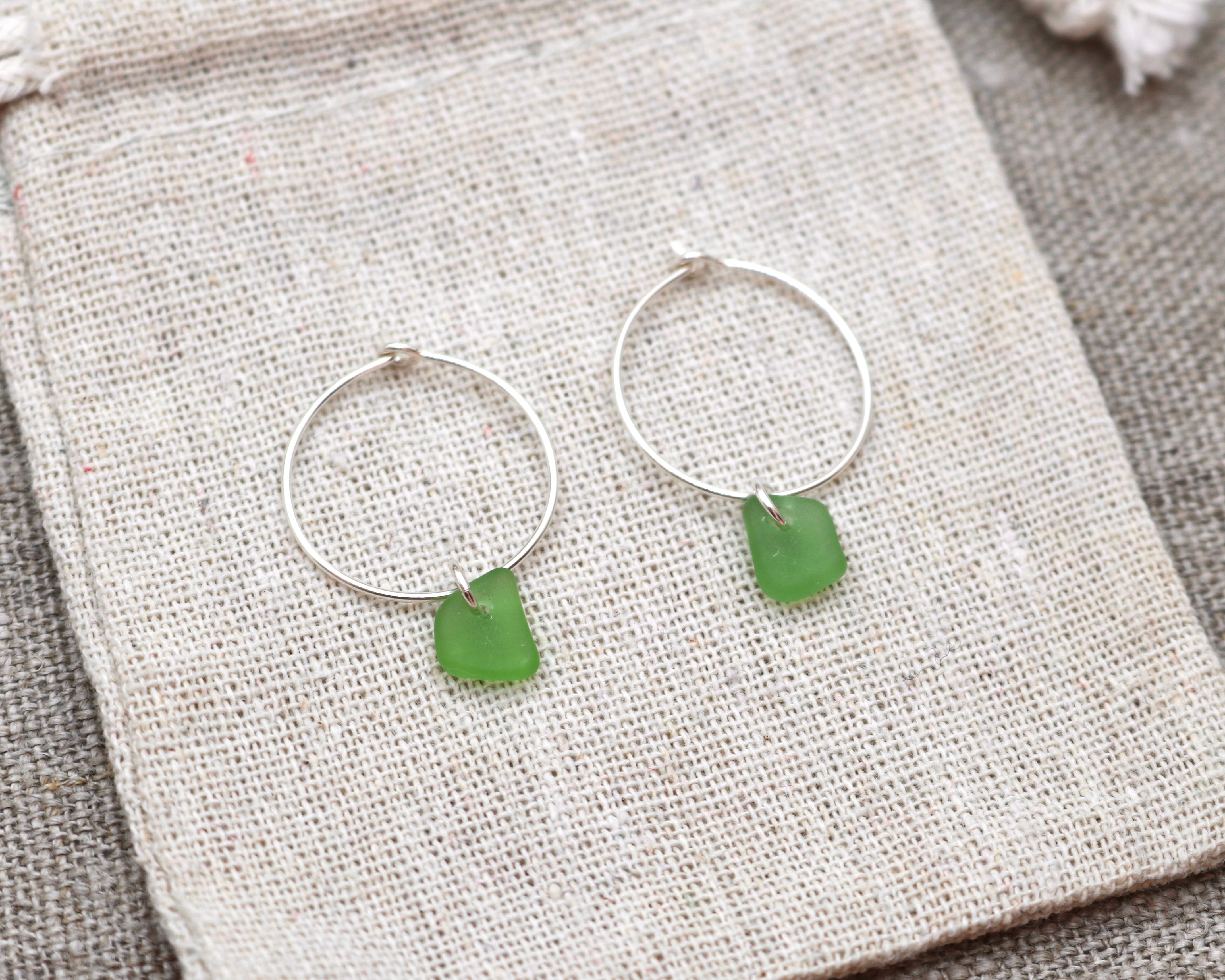 Grønne unika sea glass hoops - sølv