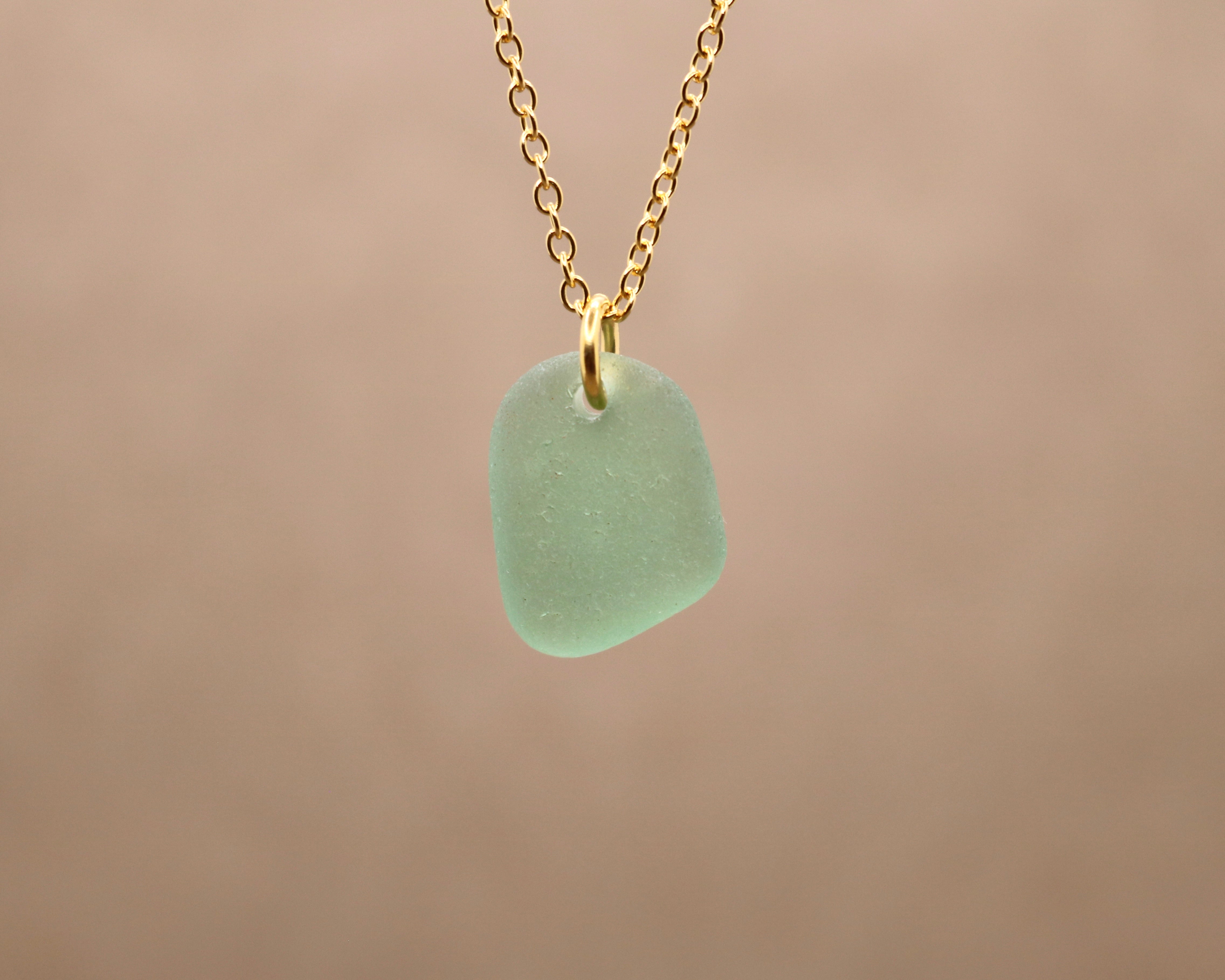 Grønt unika sea glass vedhæng - forgyldt