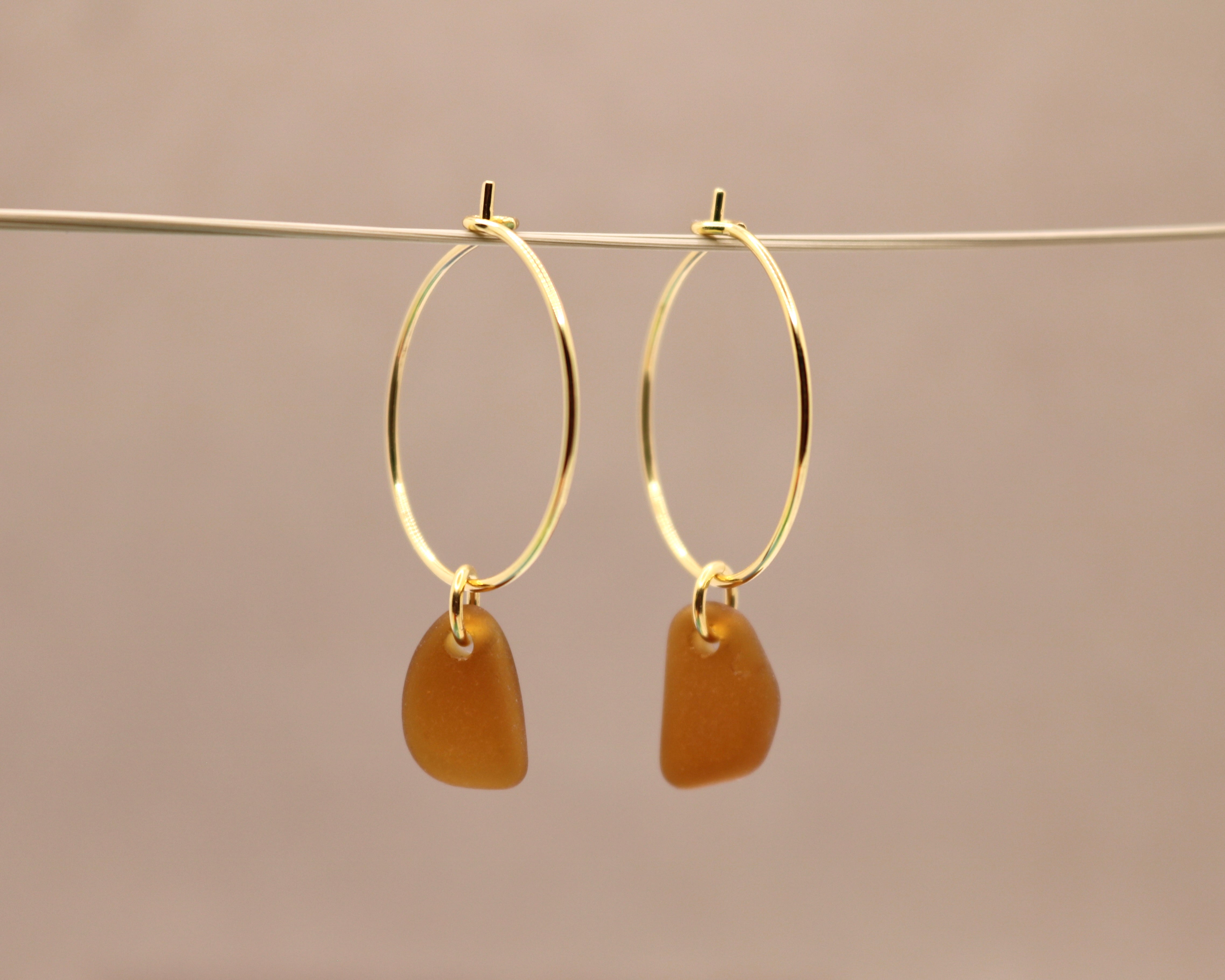 Brune unika sea glass hoops - forgyldt