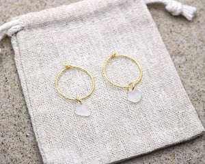 Hvide unika sea glass hoops - forgyldt