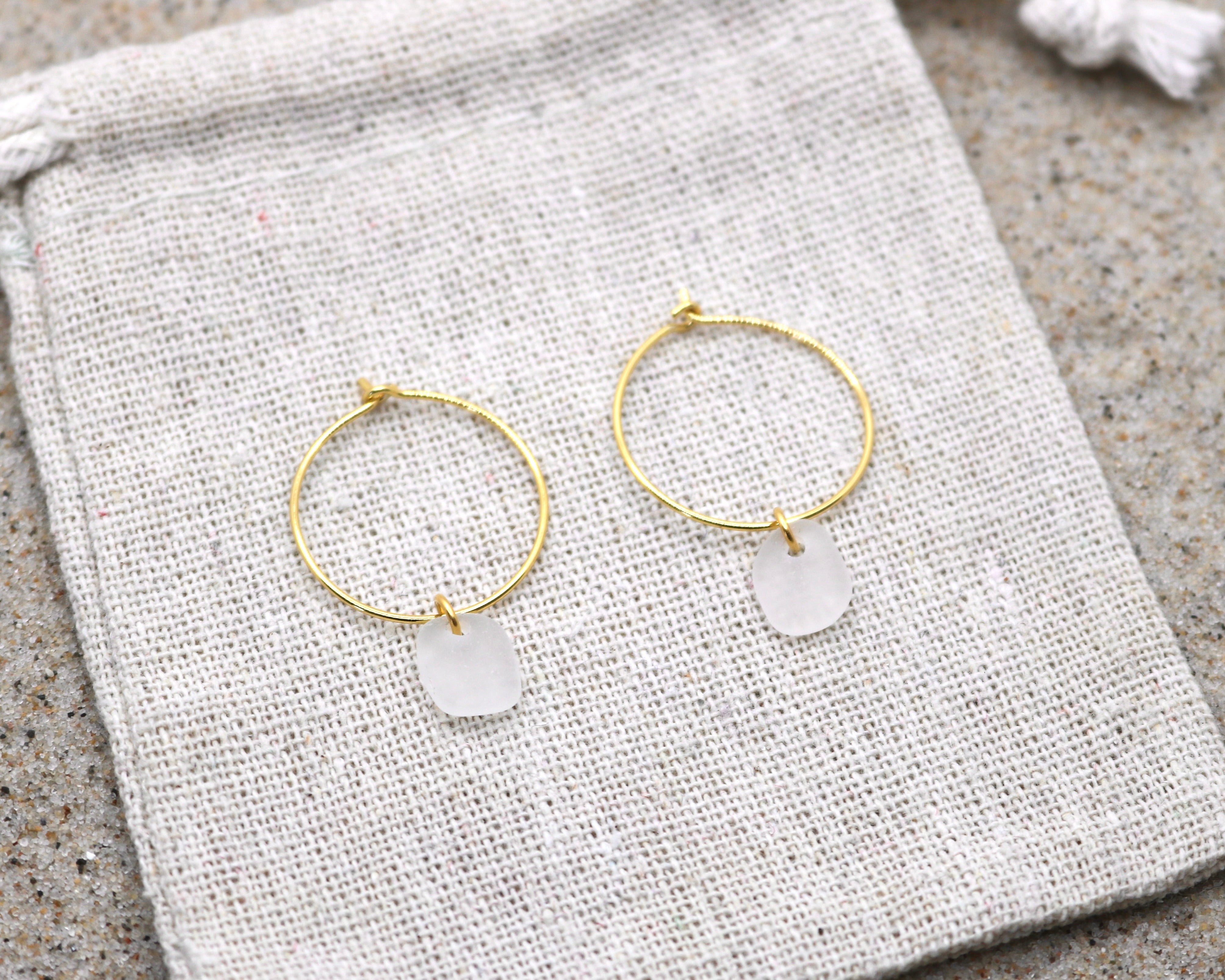 Hvide unika sea glass hoops - forgyldt