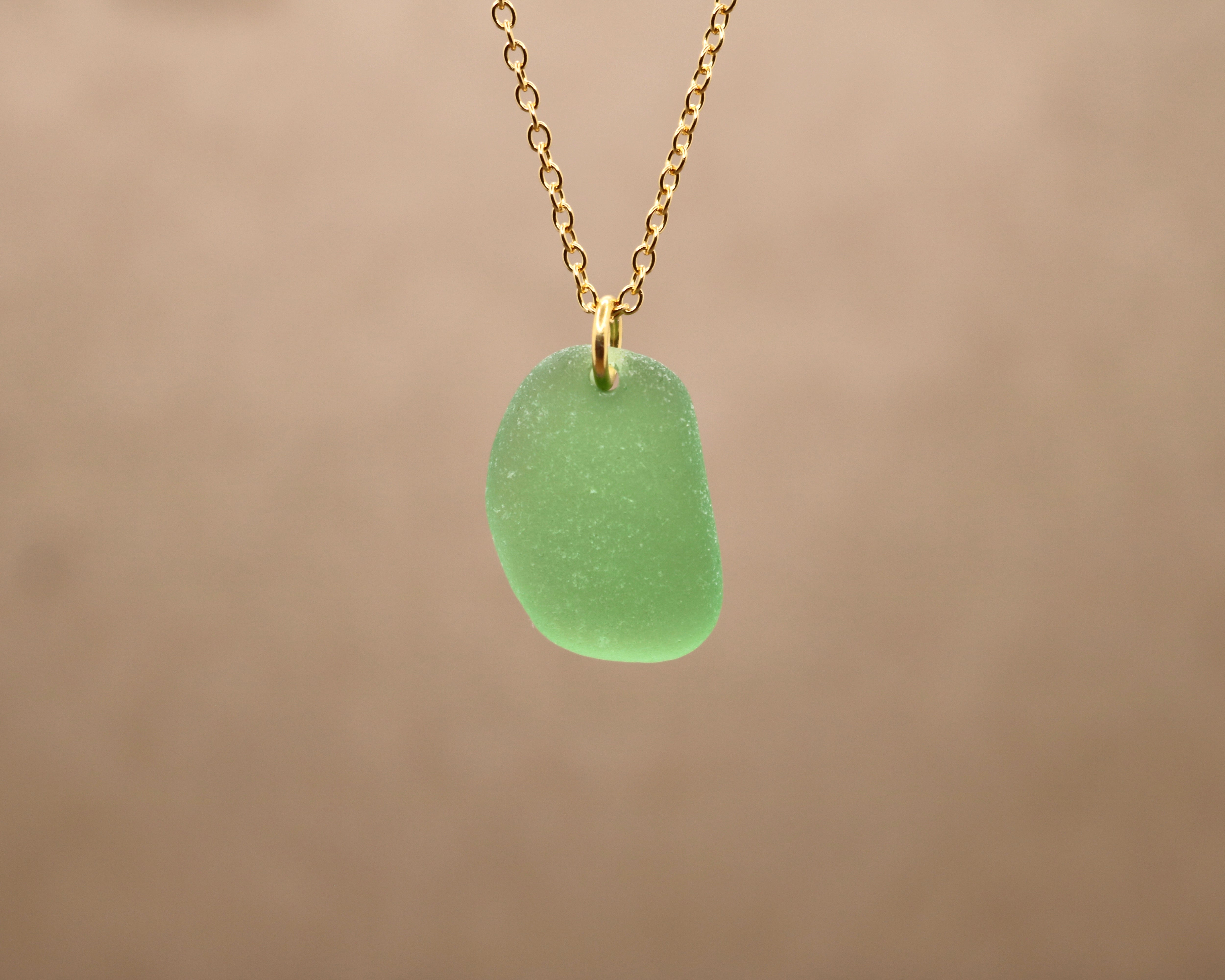 Grønt unika sea glass vedhæng - forgyldt