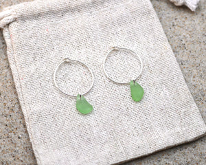 Grønne unika sea glass hoops - sølv