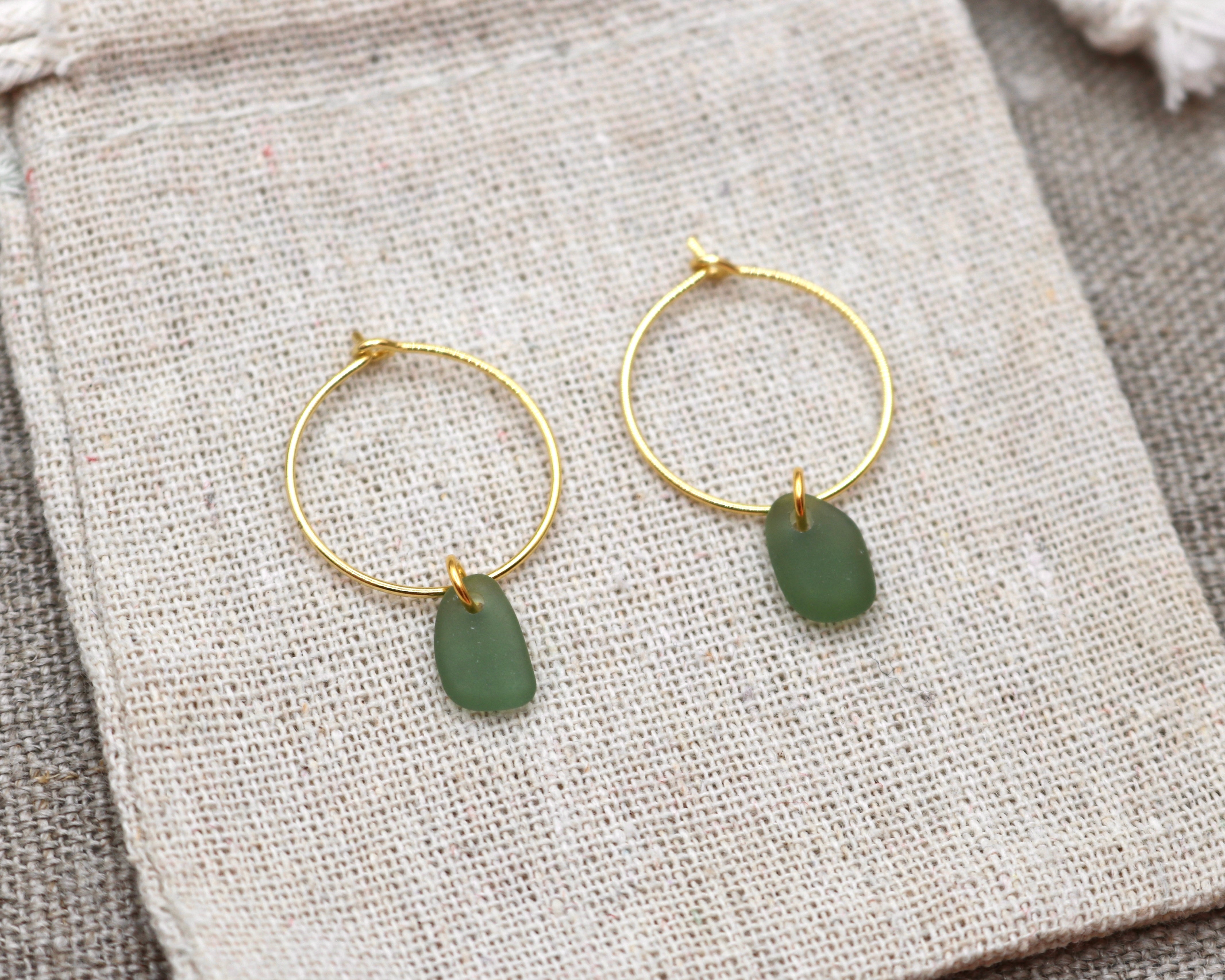 Mørkegrønne unika sea glass hoops - forgyldt sølv