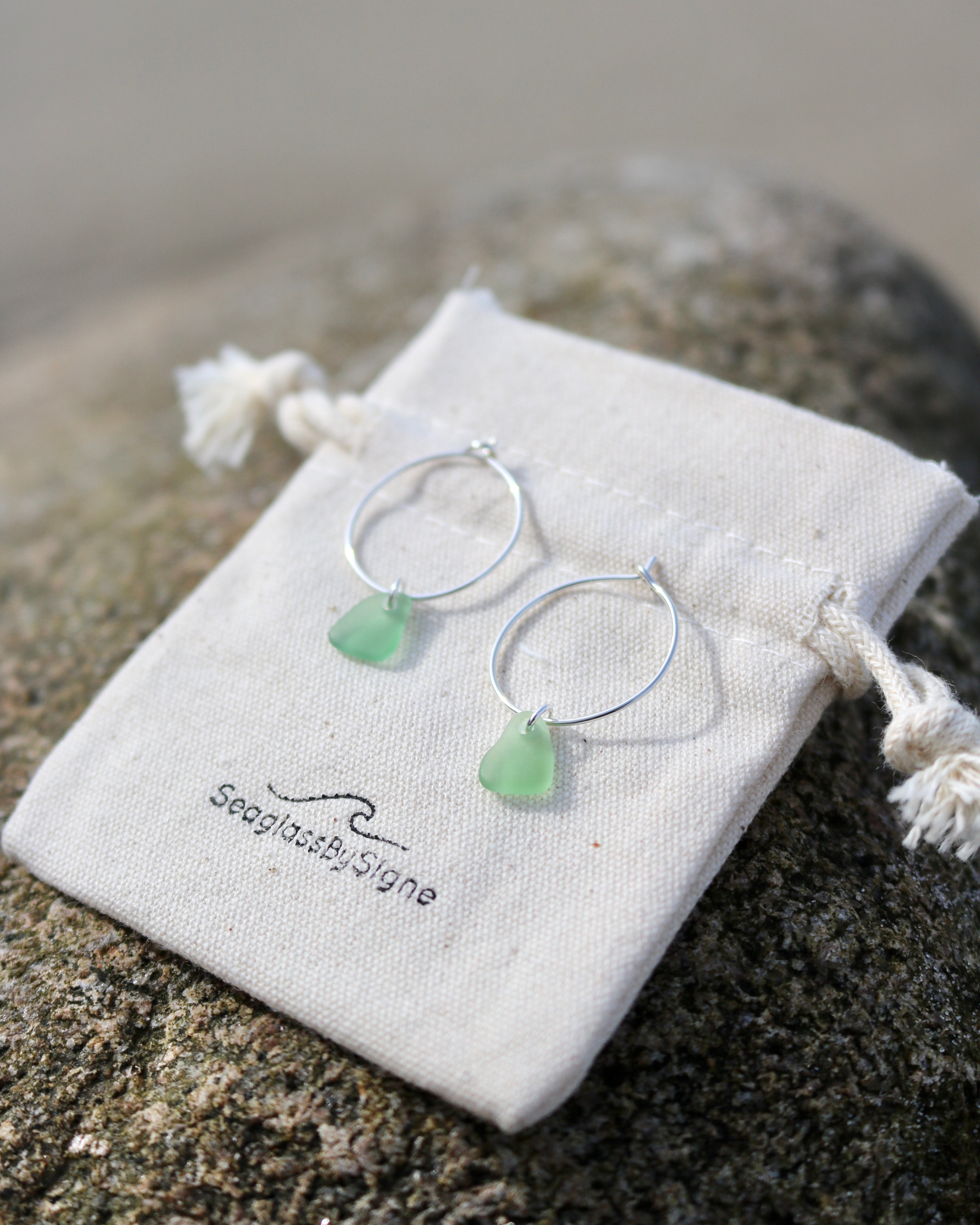 Grønne unika sea glass hoops - sølv