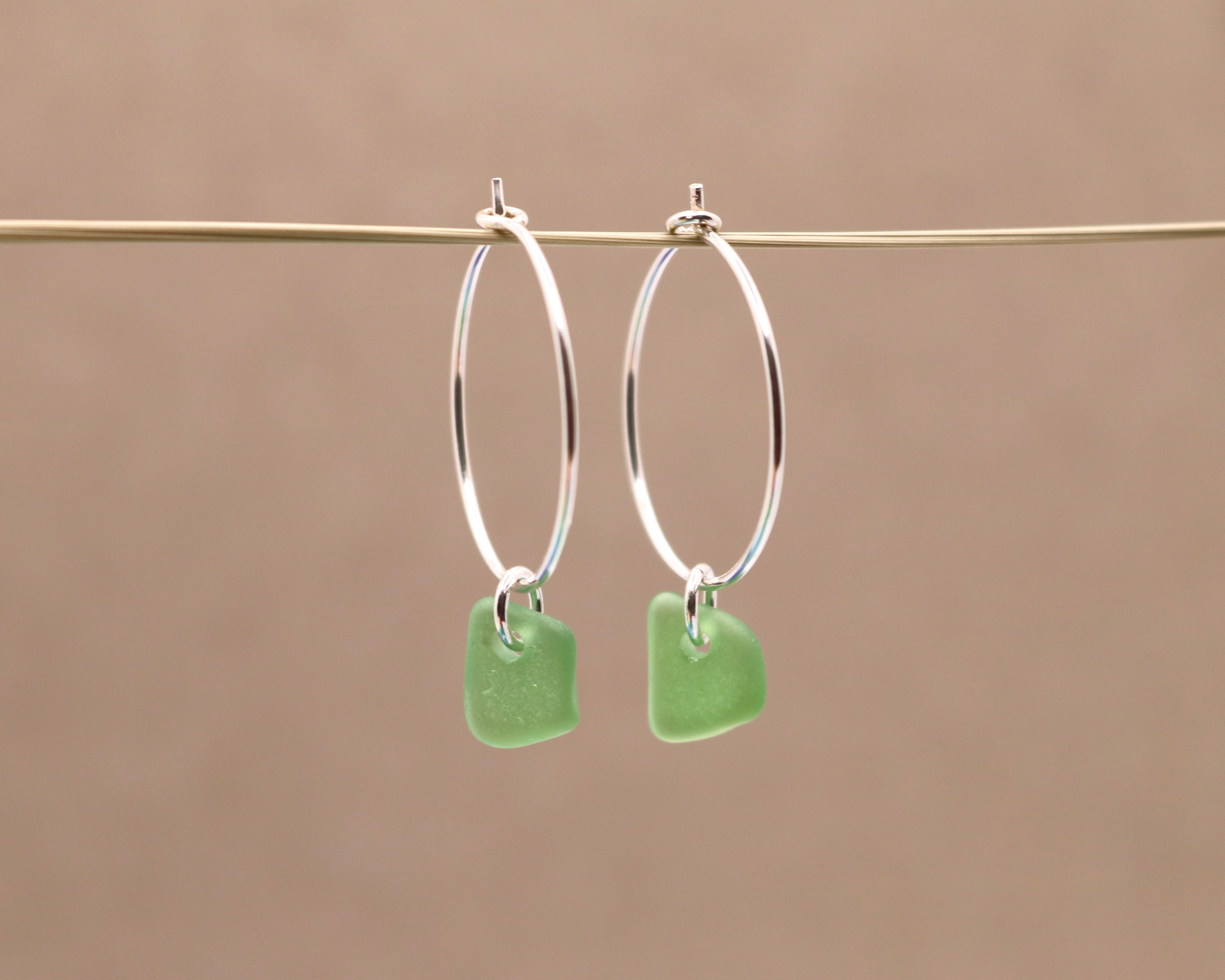 Grønne unika sea glass hoops - sølv