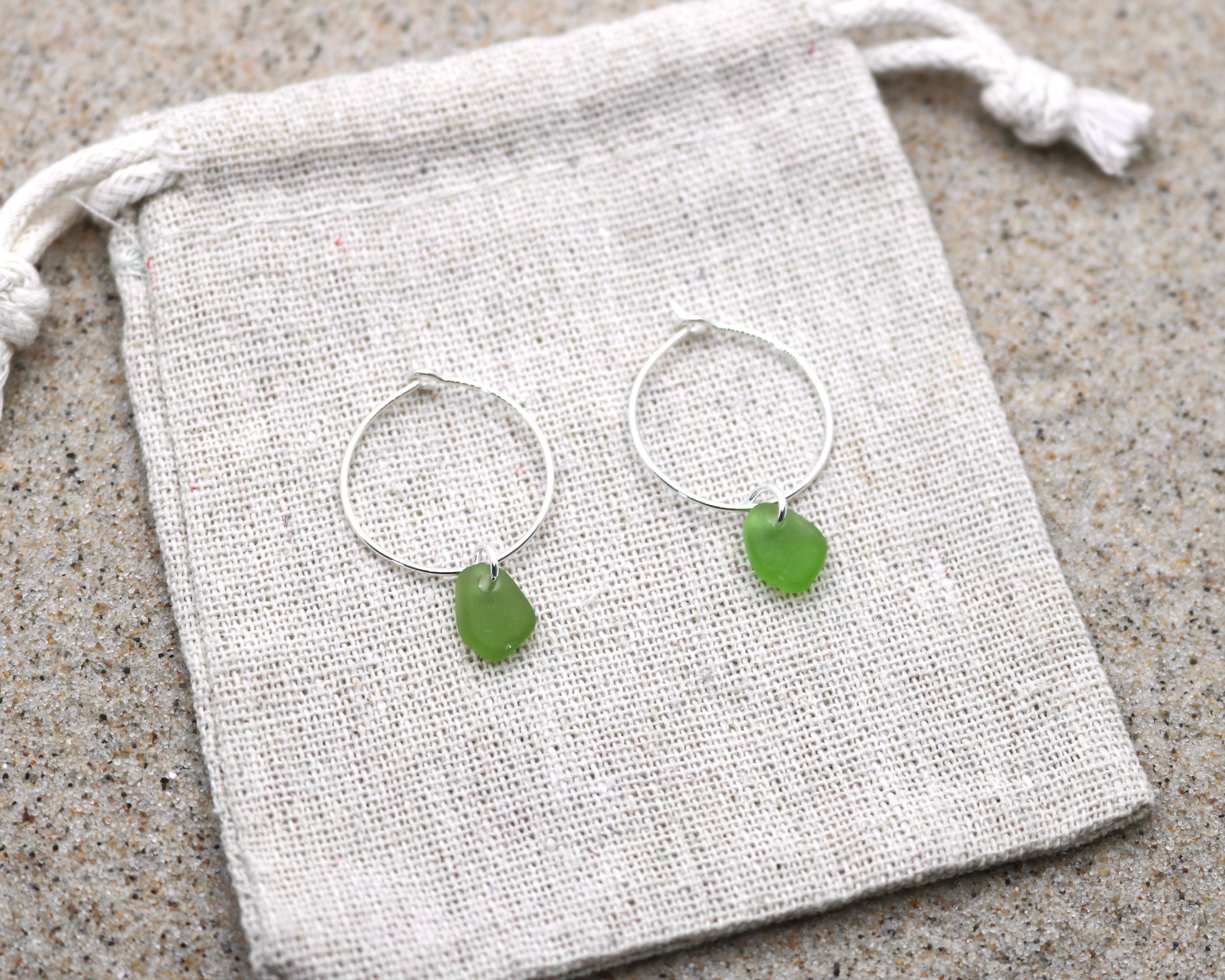 Grønne unika sea glass hoops - sølv