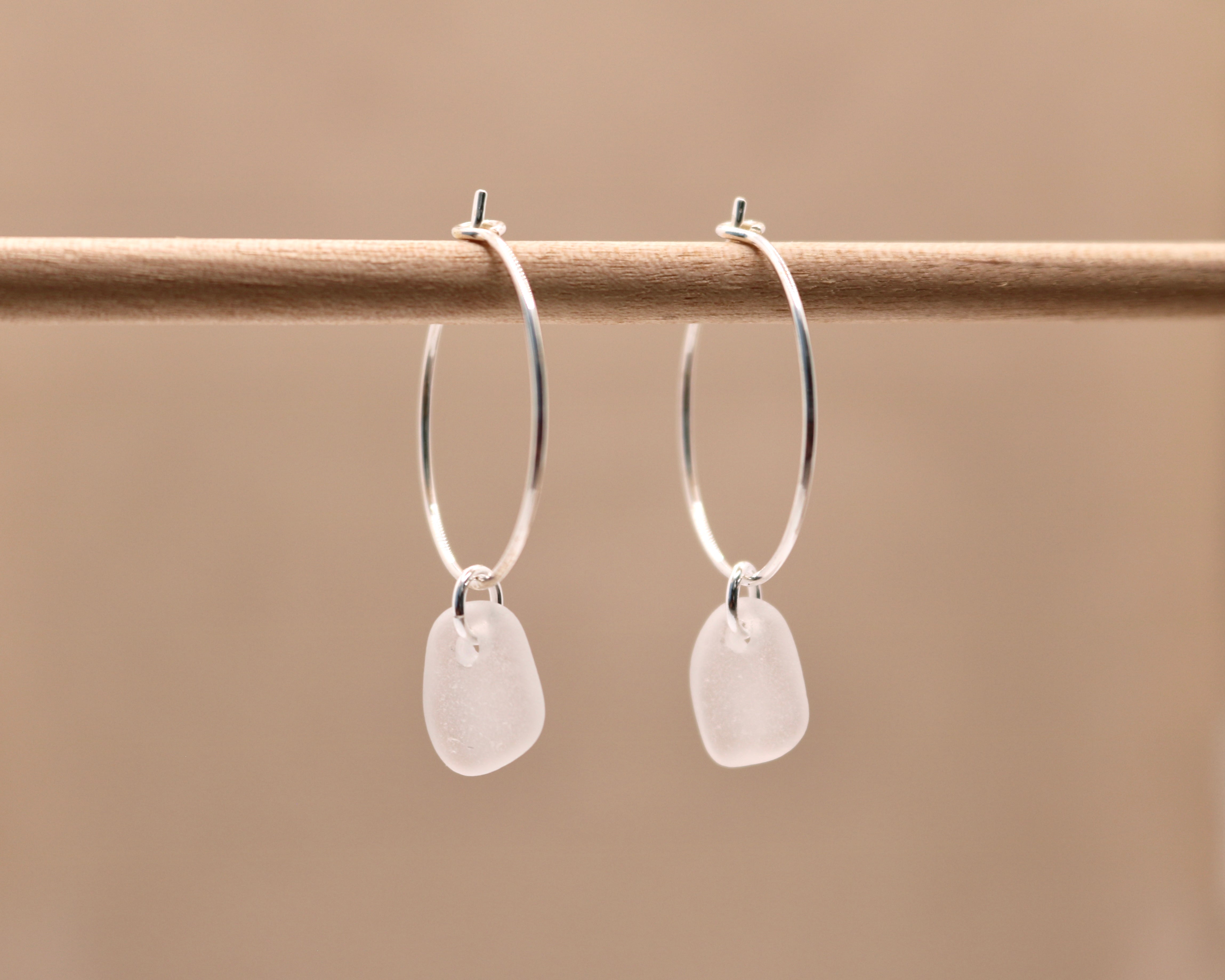 Hvide unika sea glass hoops - sølv