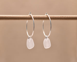 Hvide unika sea glass hoops - sølv