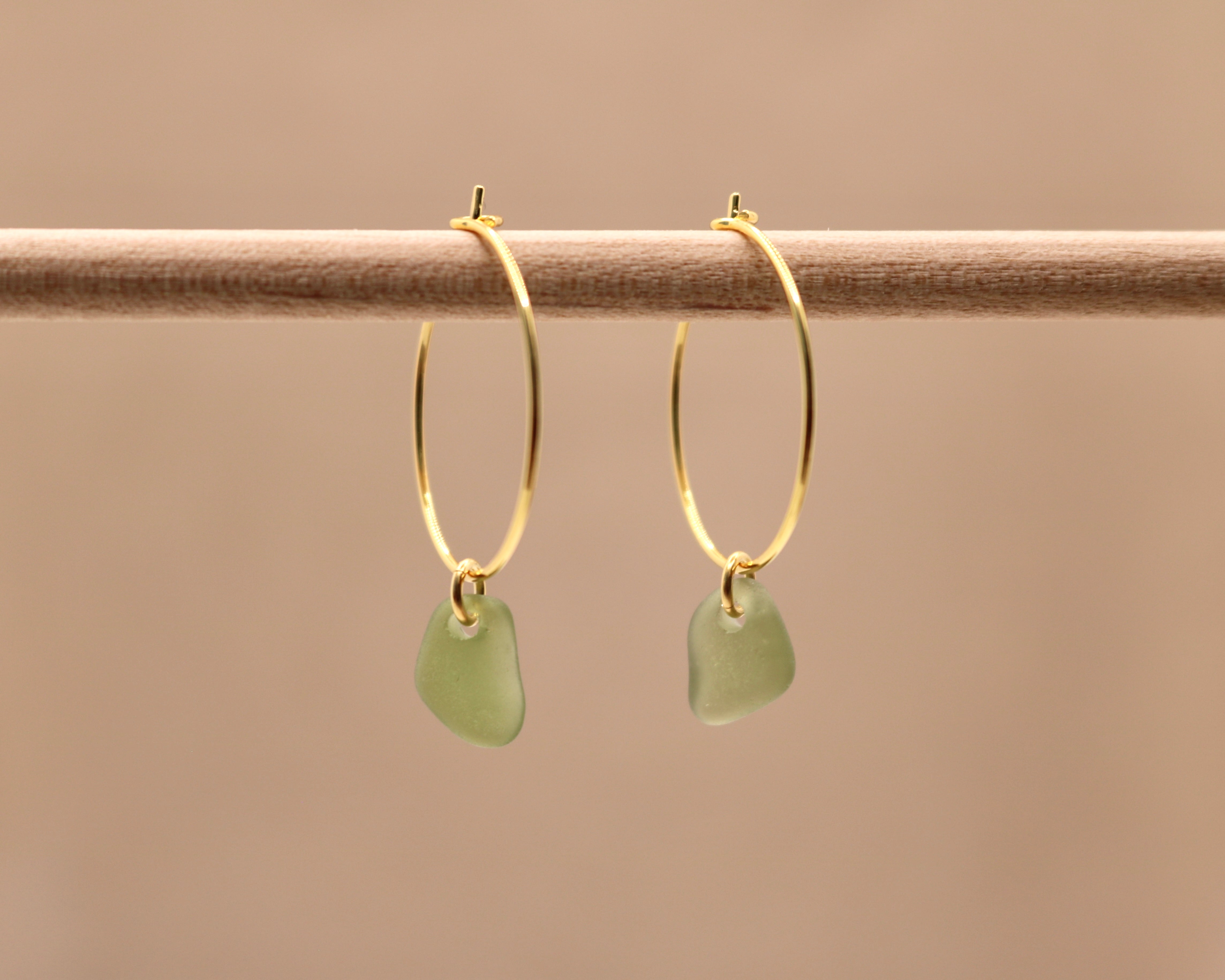 Grønne unika sea glass hoops - forgyldt sølv