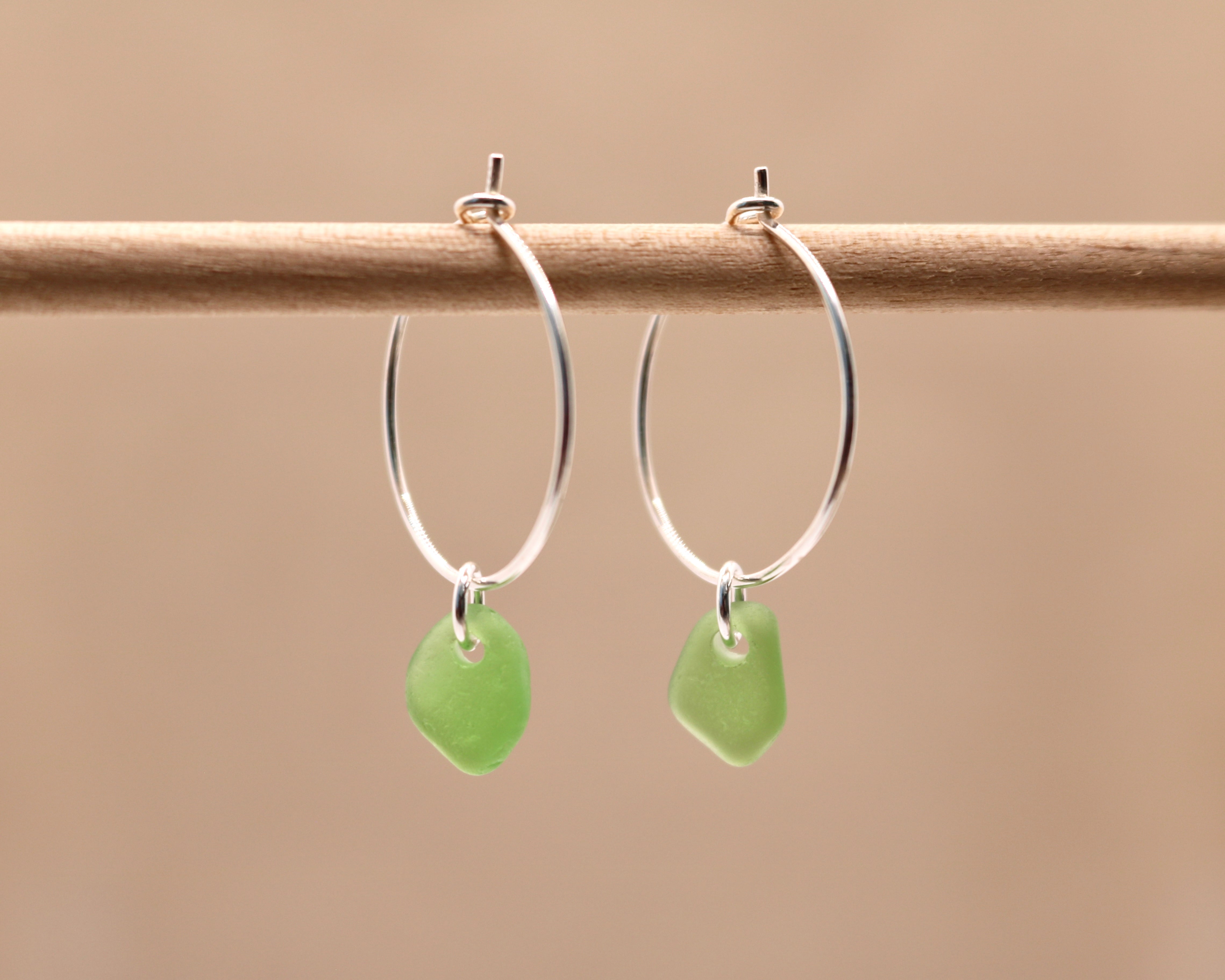 Grønne unika sea glass hoops - sølv