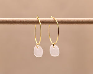 Hvide unika sea glass hoops - forgyldt