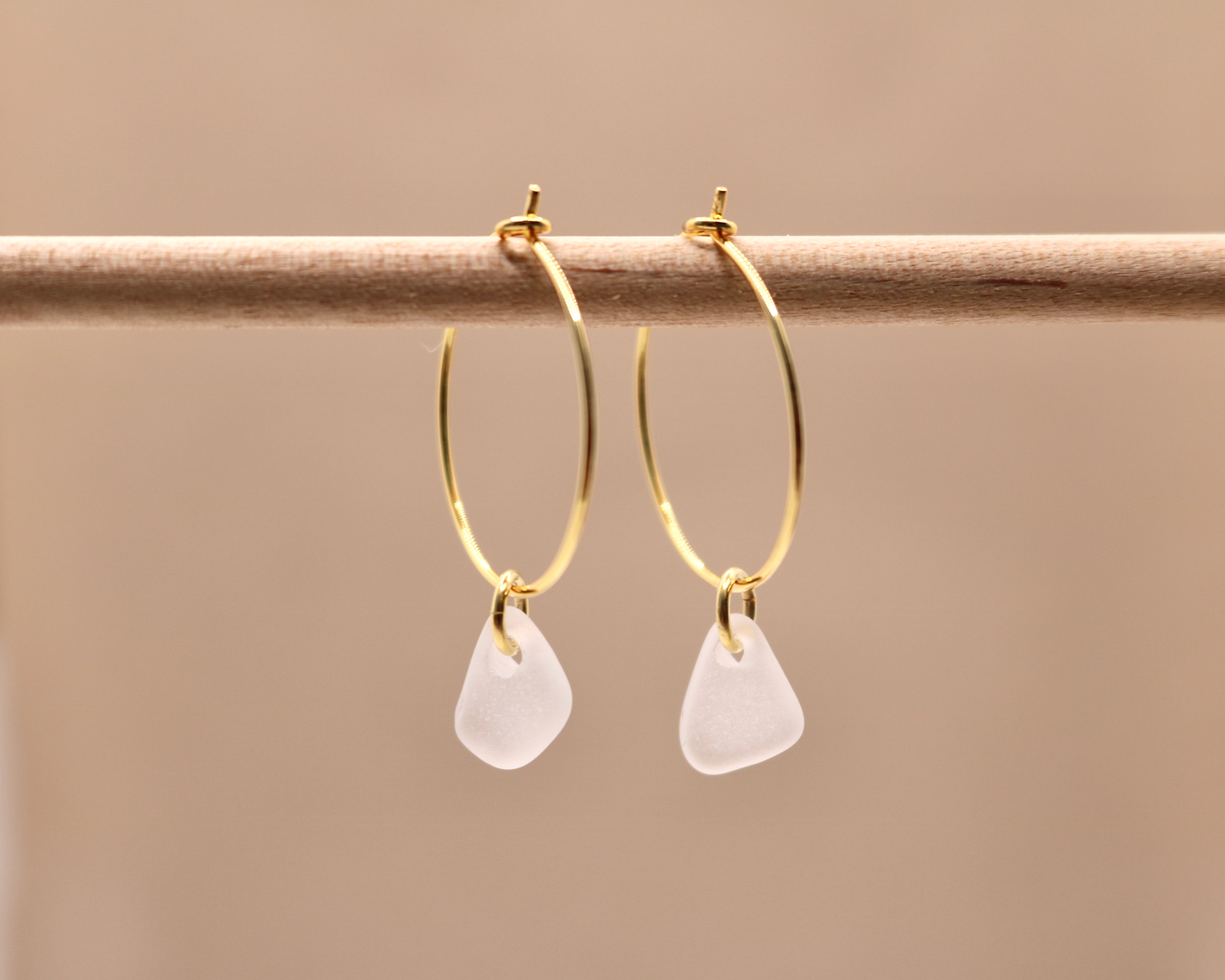 Hvide unika sea glass hoops - forgyldt