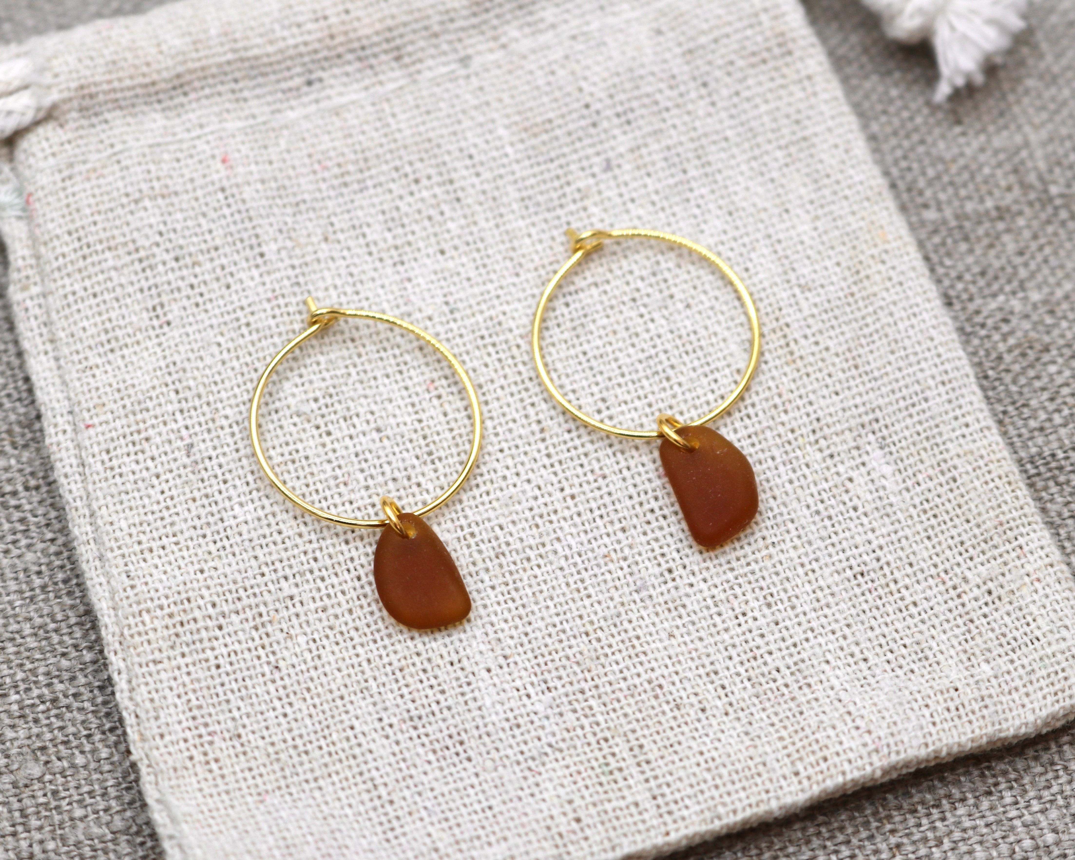 Brune unika sea glass hoops - forgyldt