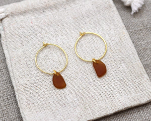 Brune unika sea glass hoops - forgyldt