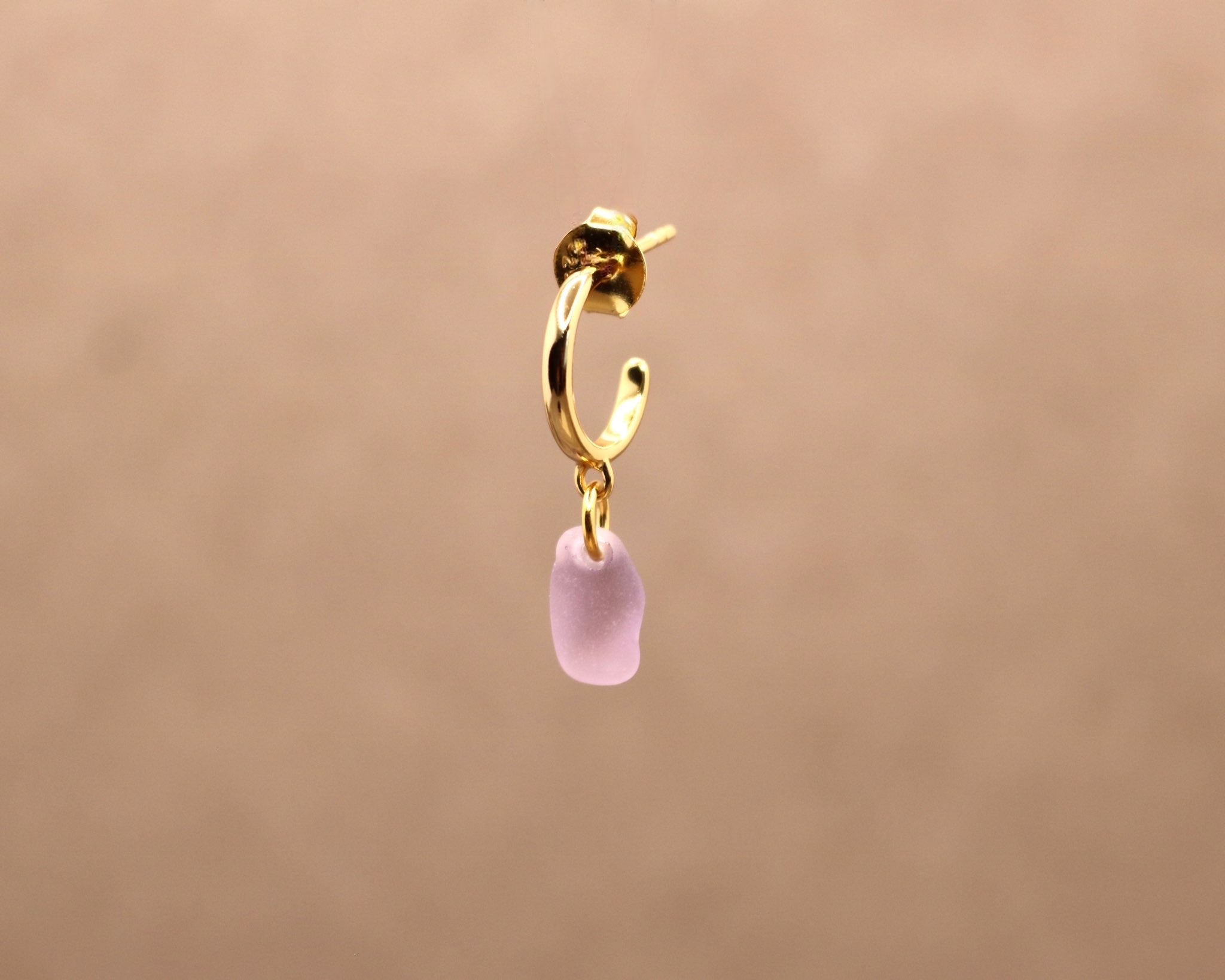 Lilla sea glass single ørering - forgyldt sølv