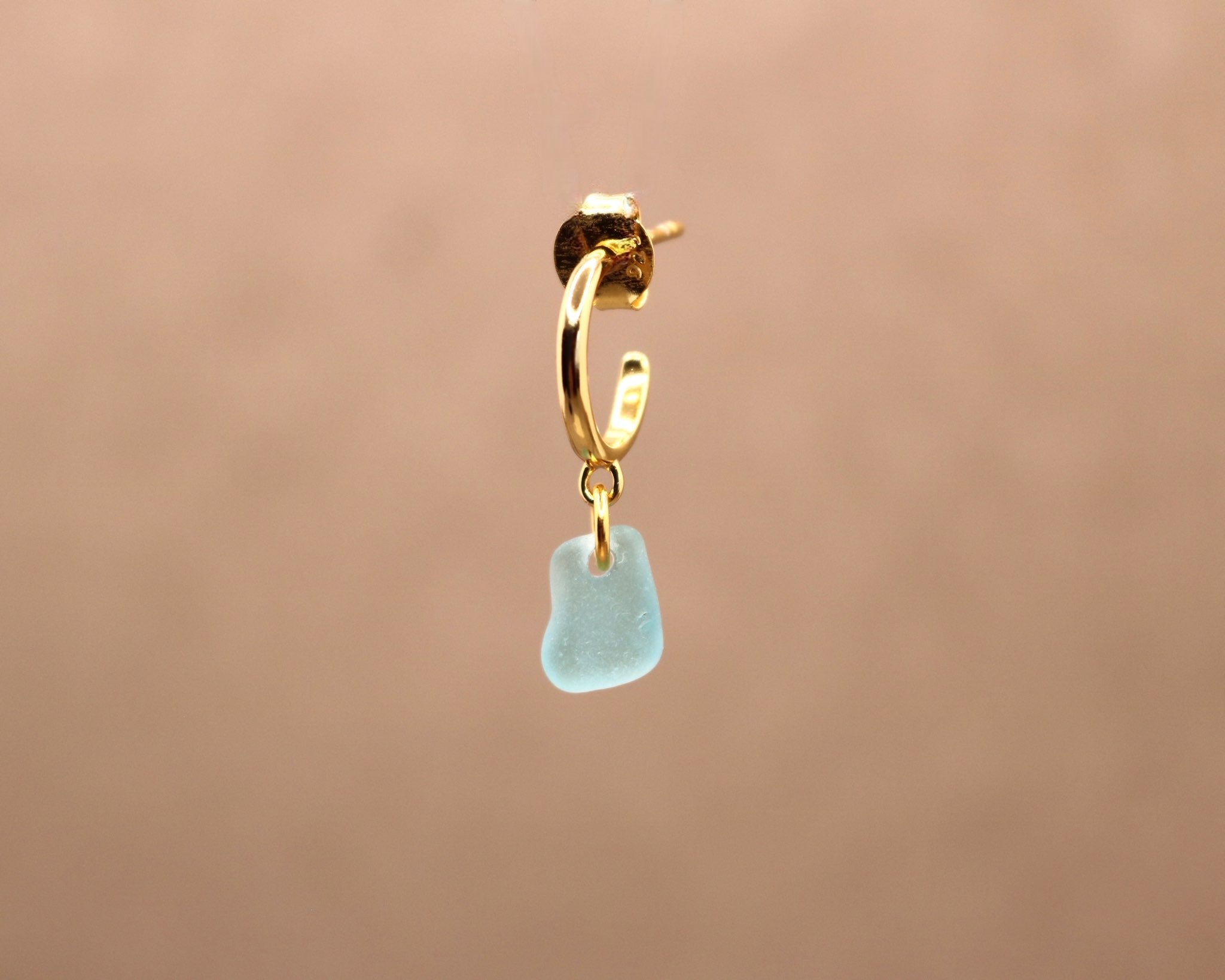 Blå sea glass single ørering - forgyldt sølv
