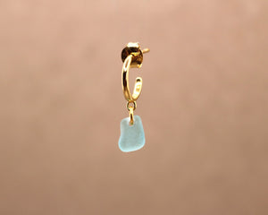 Blå sea glass single ørering - forgyldt sølv