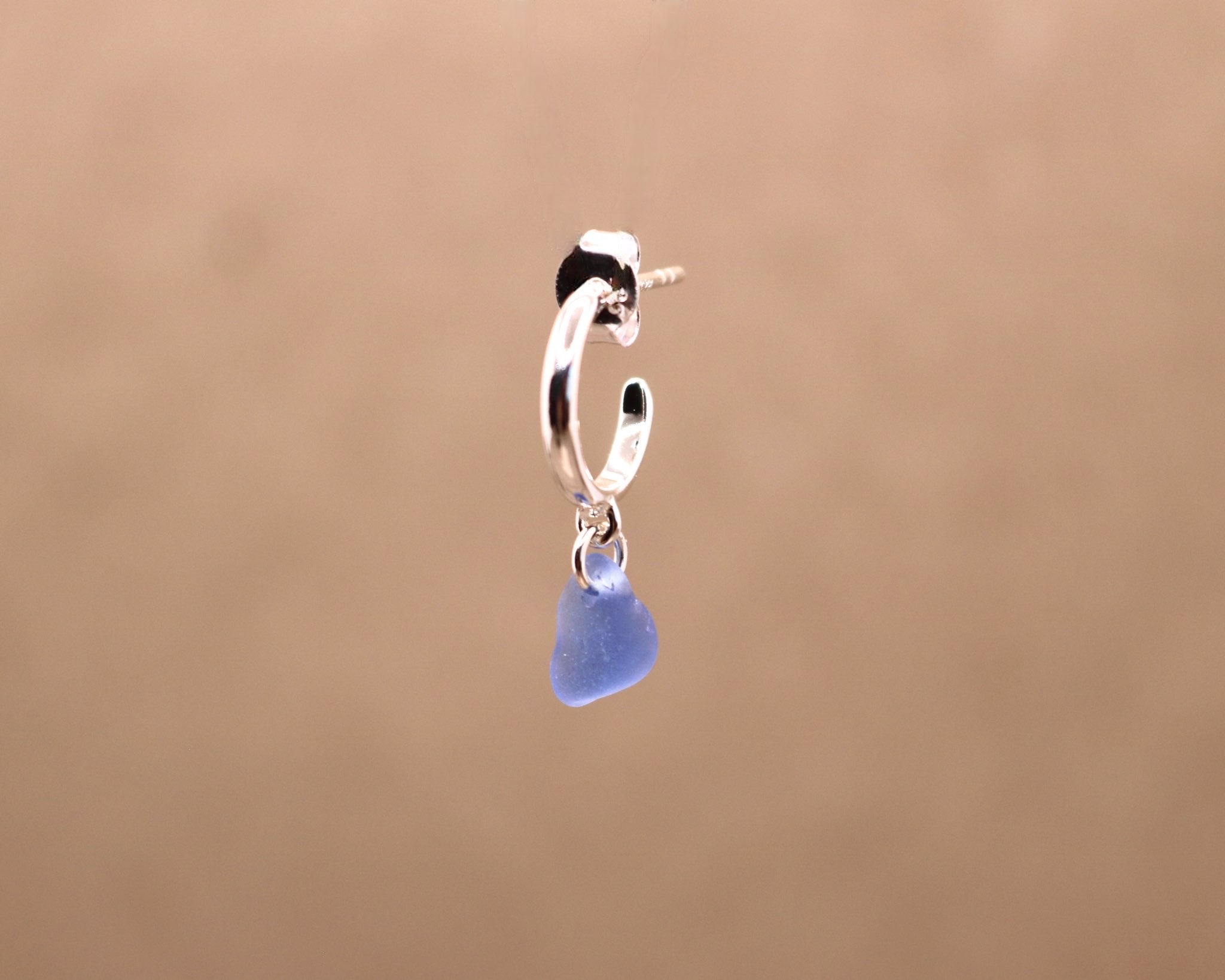 Blå sea glass single ørering - sølv