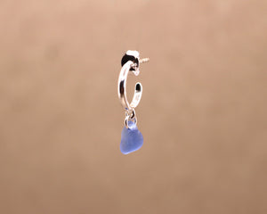 Blå sea glass single ørering - sølv