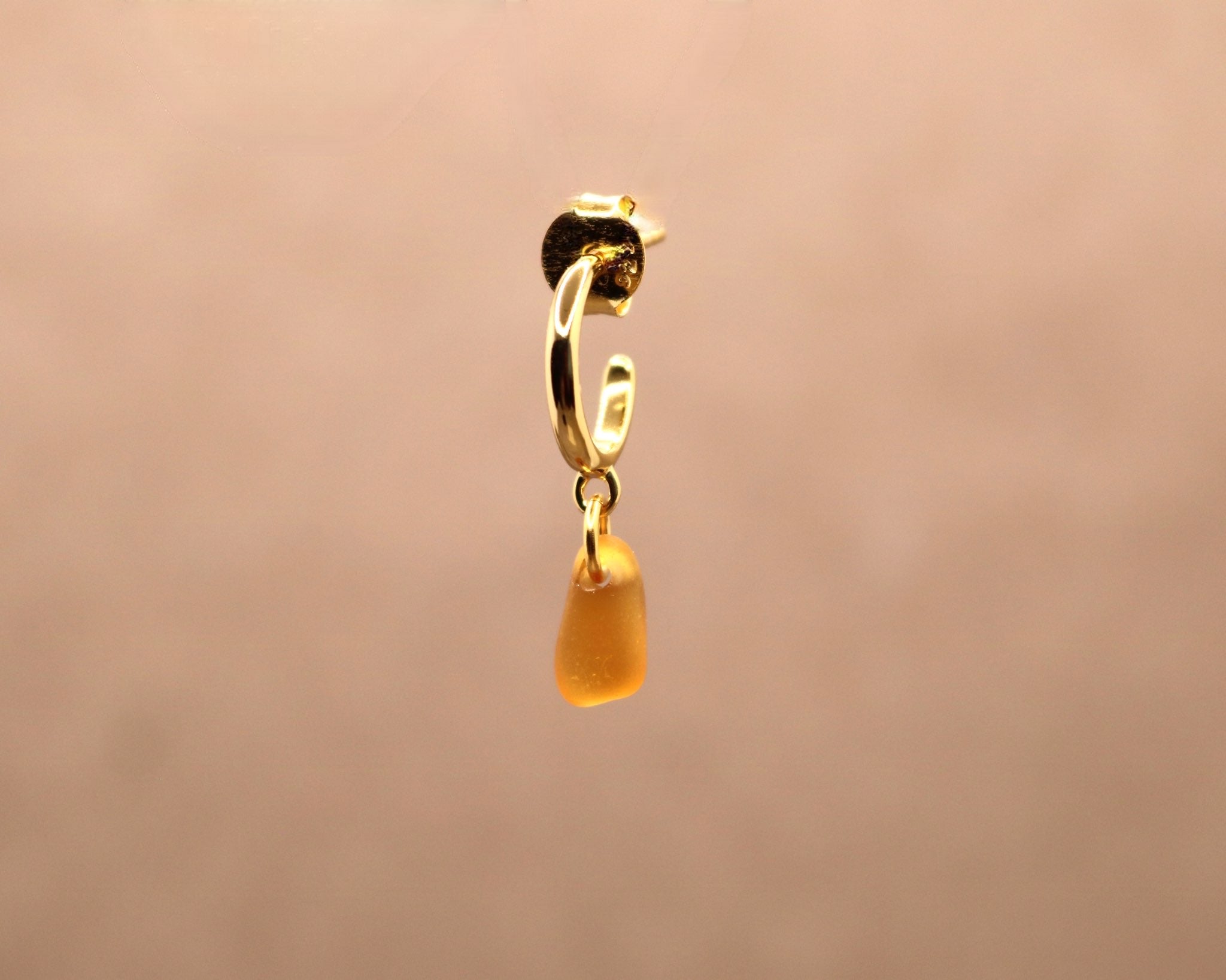 Brun sea glass single ørering - Forgyldt sølv