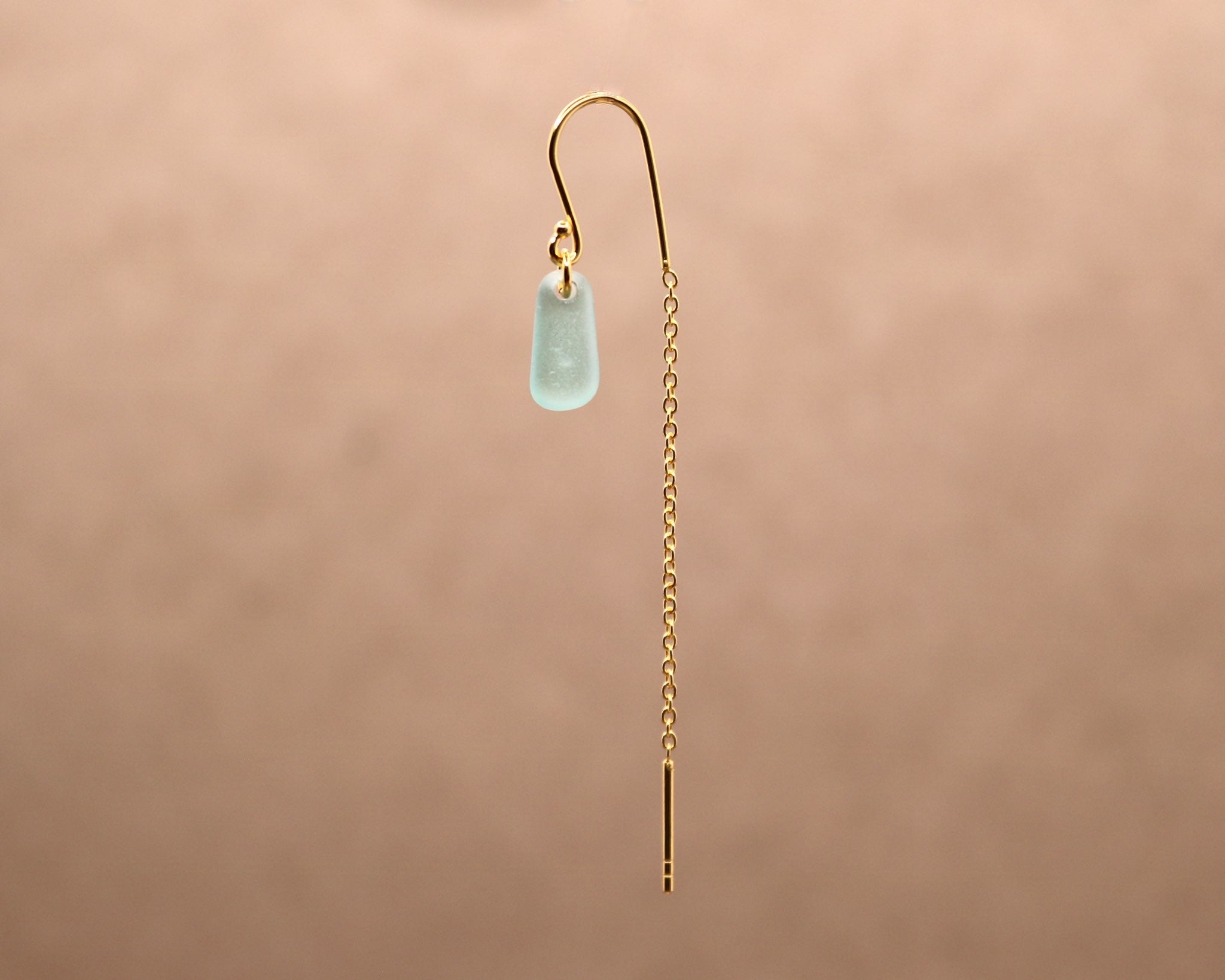 Grøn sea glass single ørering - forgyldt