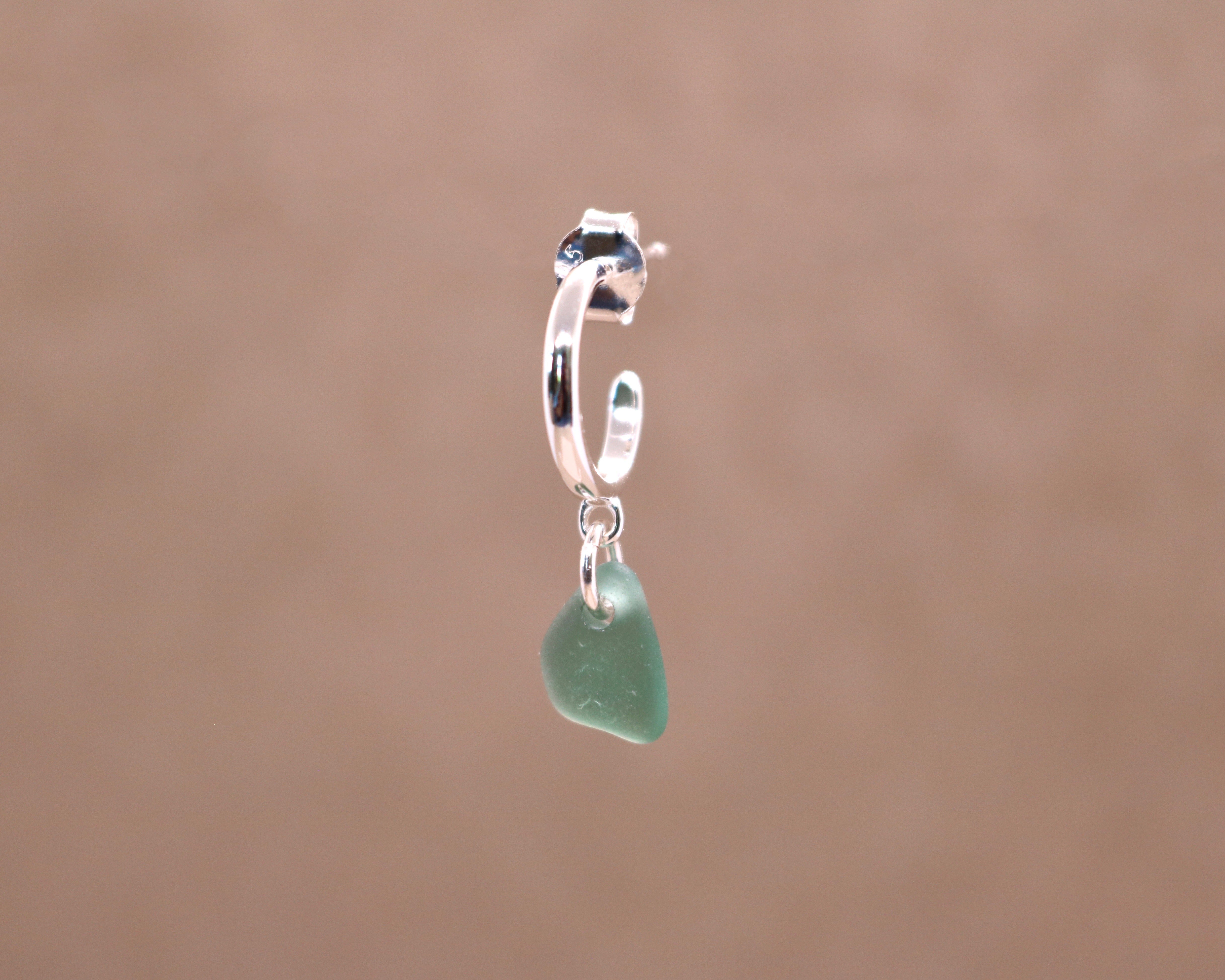 Grøn sea glass single ørering - sølv