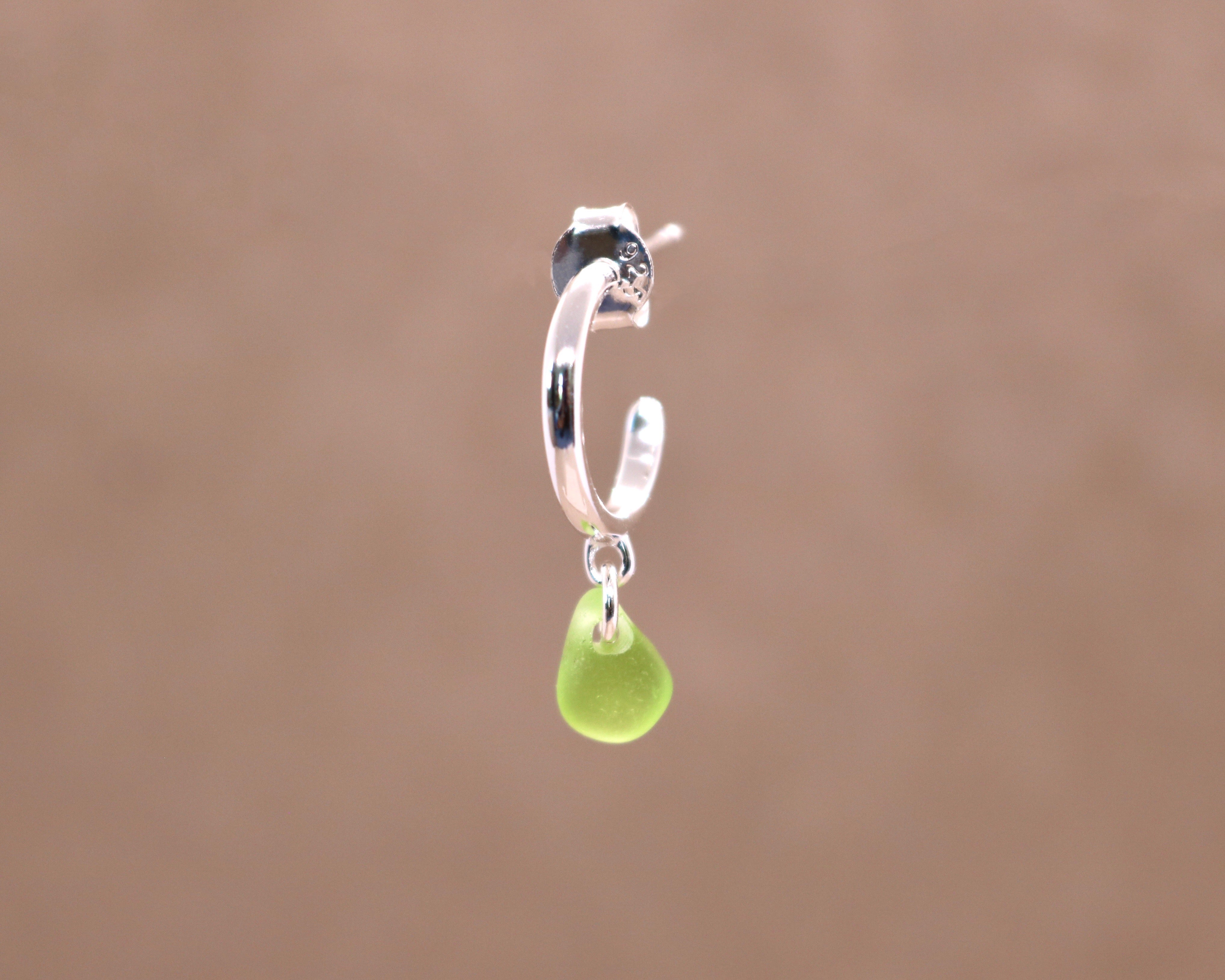 Grøn sea glass single ørering - sølv