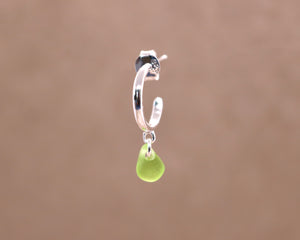 Grøn sea glass single ørering - sølv