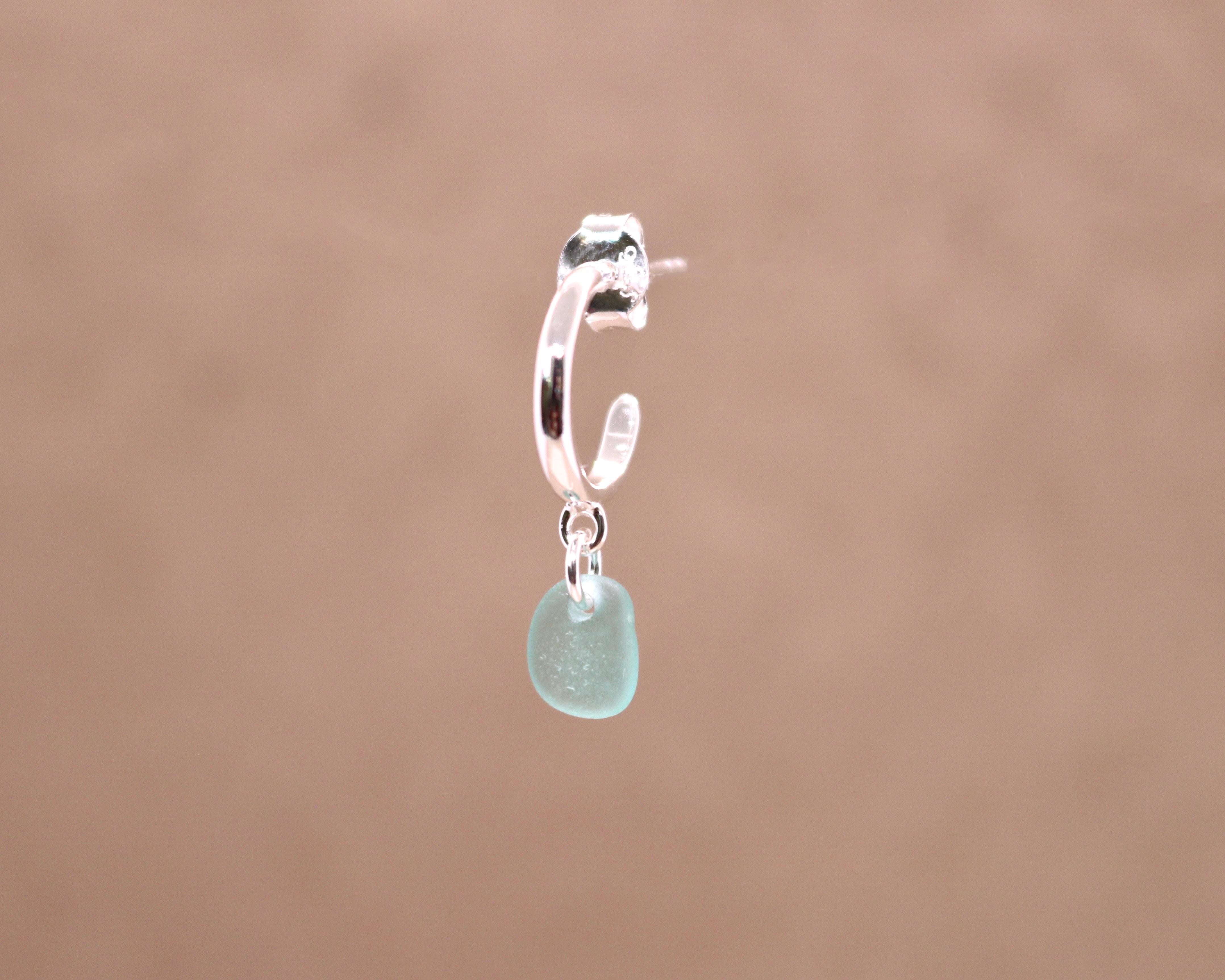 Turkis sea glass single ørering - sølv