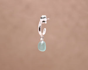 Turkis sea glass single ørering - sølv