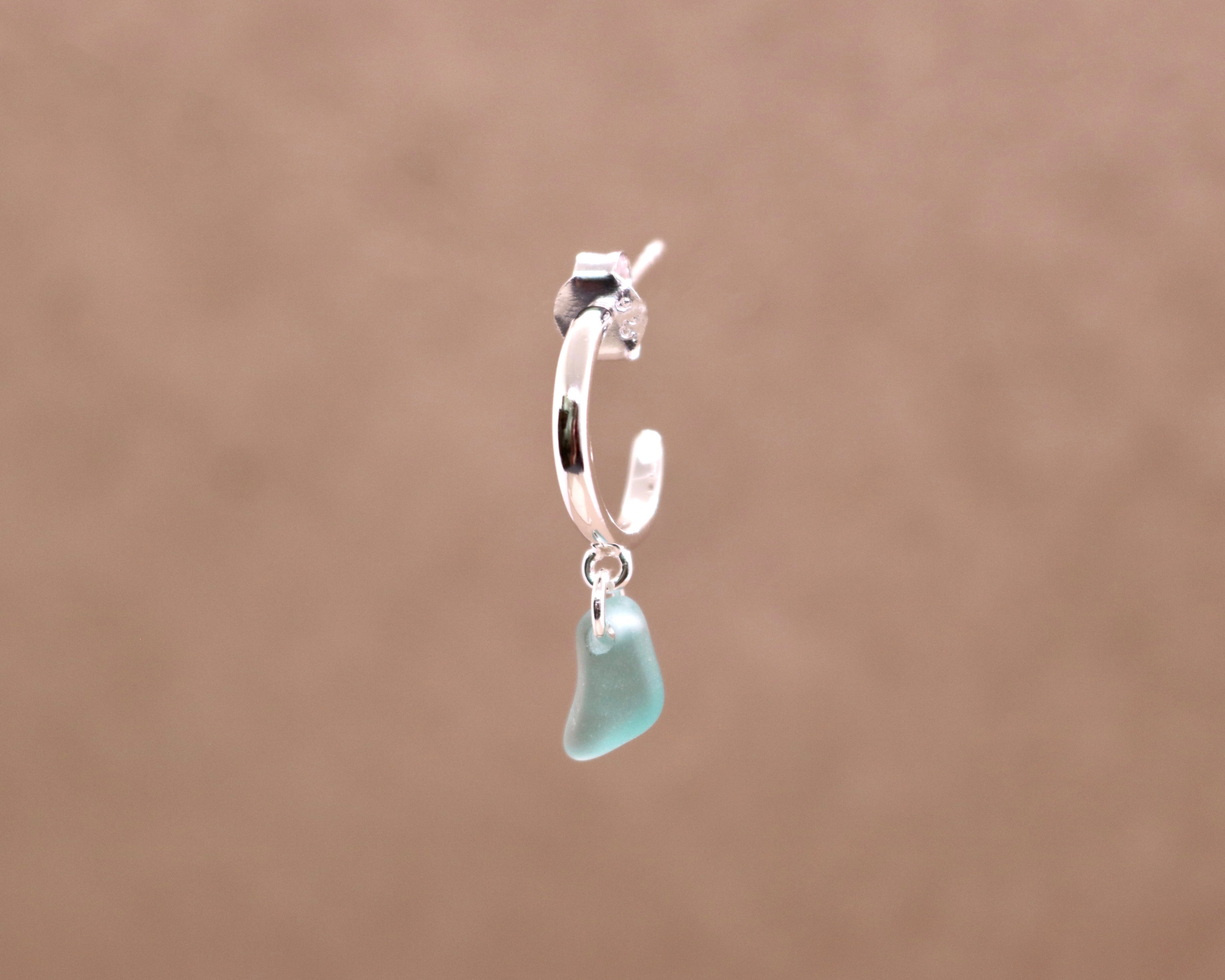 Turkis sea glass single ørering - sølv