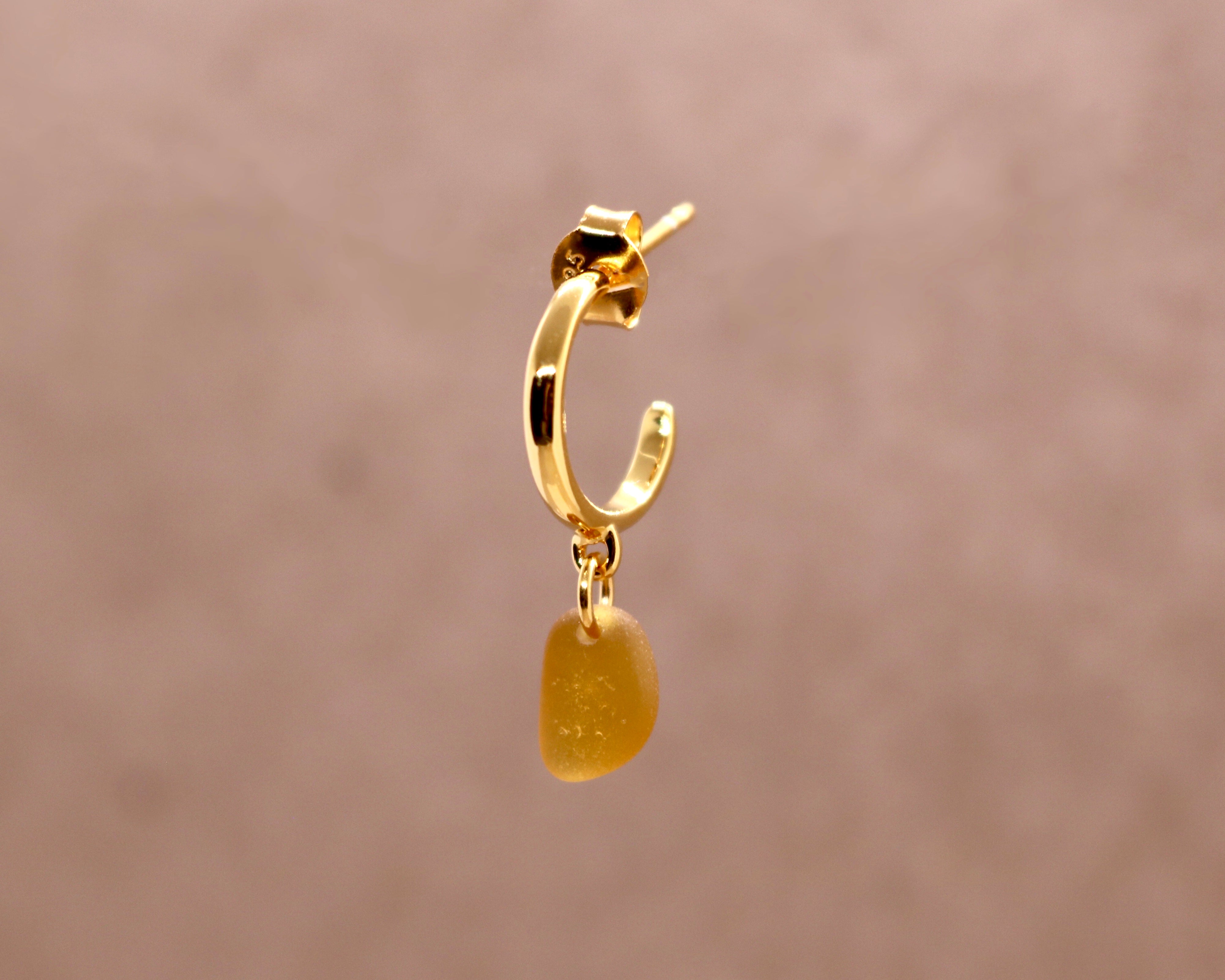 Brun sea glass single ørering - Forgyldt sølv