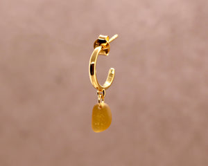 Brun sea glass single ørering - Forgyldt sølv